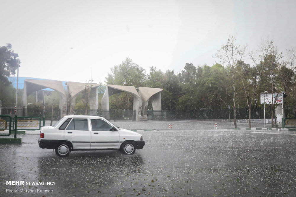 نمایی از سردر دانشگاه تهران در بارش شدید تگرگ